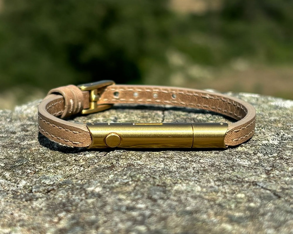 Invi Classic Sand Gold armband van dichtbij